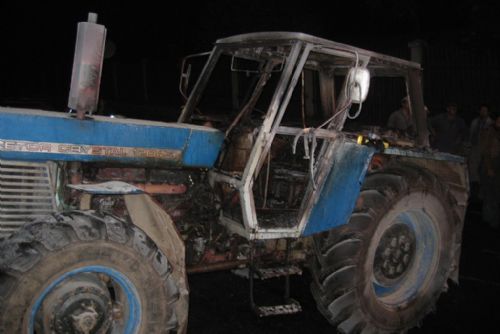 Foto: V Petrovicích shořel traktor