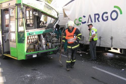 Foto: V Plzni včera boural trolejbus, pět zraněných
