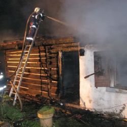 V Rabštejně nad Střelou shořela roubená chata