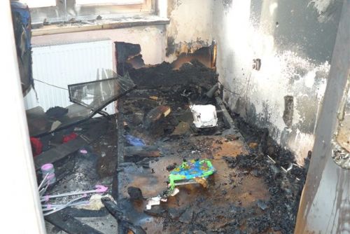 Foto: V Tachově hořel byt, chytla válenda v dětském pokoji