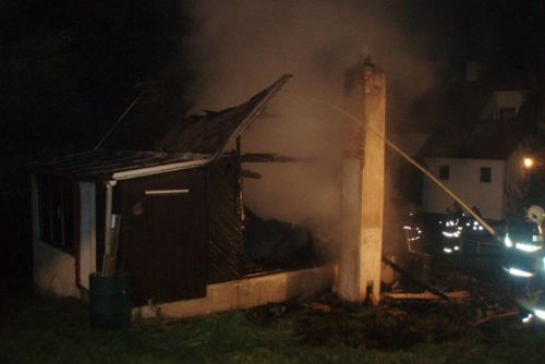 Foto: Ve Střelicích shořela chata, škoda 620 tisíc korun