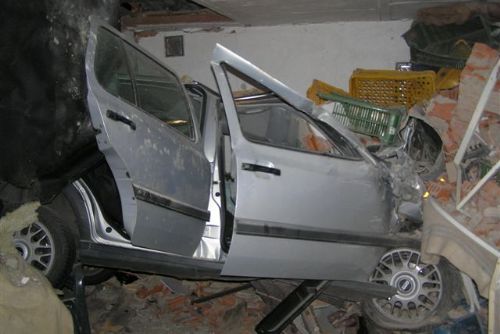 Foto: Ve Švihově v noci narazilo auto do domu, řidič zemřel