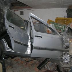 Ve Švihově v noci narazilo auto do domu, řidič zemřel