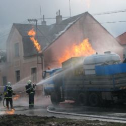 Ve Zbůchu vybuchl plyn, hořelo auto i dům