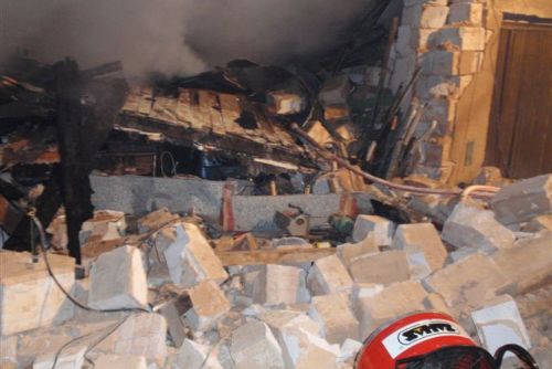 Foto: Výbuch zničil v Rokycanech dvojgaráž a dvě osobní auta