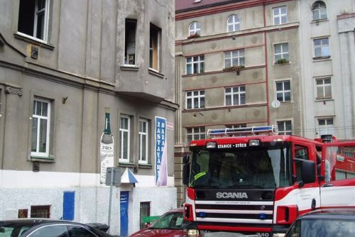 Foto: Kvůli hořícímu bytu hasiči evakuovali sedm lidí