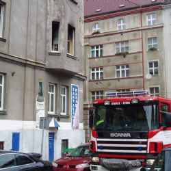 Kvůli hořícímu bytu hasiči evakuovali sedm lidí