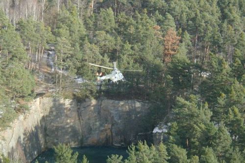 Foto: Z jezírka u Štěnovic vytahovali ženu na laně z vrtulníku