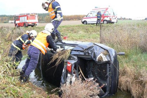Foto: Z potoka u Horažďovic vytahovali auto