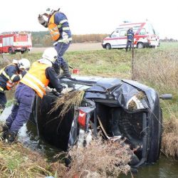 Z potoka u Horažďovic vytahovali auto