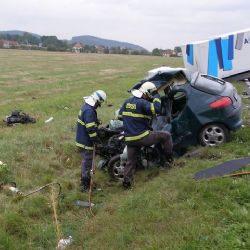 Za Přešticemi zemřel řidič peugeotu po srážce s kamionem 