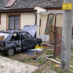 Zastavil až o zeď domu