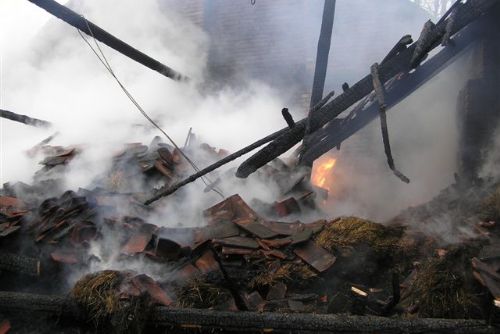 Foto: Ze stodoly v Dehtíně nezbylo po požáru téměř nic