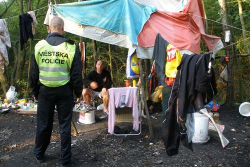 Foto: Bezdomovci se zabydleli na okraji Plzně