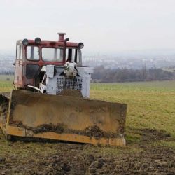 Kradený buldozer našli rozebraný ve sběrně