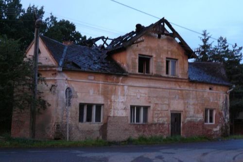 Foto: Bývalé hospodě v Otročíně shořela střecha