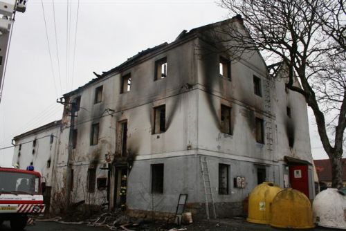 Foto: Bývalý mlýn v Chrastavicích zachvátil noční požár