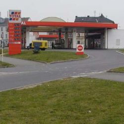 U benzinky na Železné naboural do clia a ujel
