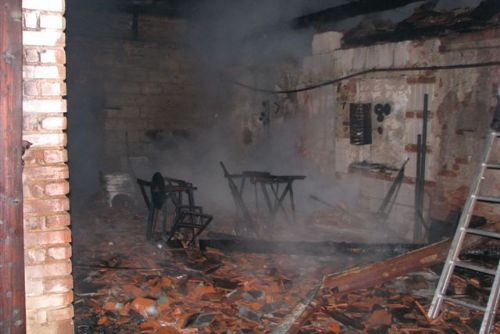 Foto: Chalupu se stodolou v Žákavě zničil požár