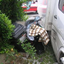 Dodávka v Plzni smetla kočárek s kojencem