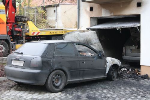 Foto: Dva automobily a garáž zničil oheň 