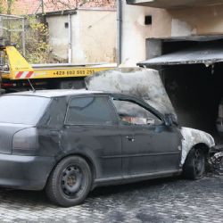 Dva automobily a garáž zničil oheň 
