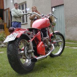 Muž z Plzně přišel o motorku, přilby a pneumatiky