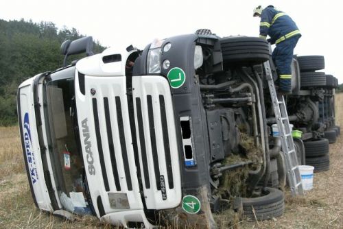 Foto: Kamion s autodíly skončil v příkopu u Přísednic