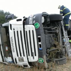 Kamion s autodíly skončil v příkopu u Přísednic