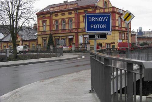 Foto: Klatovy mají nově zrekonstruovaný most přes Drnový potok 