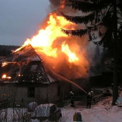 Majitelům domu v Pivoni shořela střecha nad hlavou