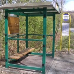 Mladík rozkopal autobusovou zastávku