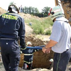 Muže v Senci dopoledne zasypala zemina až po krk