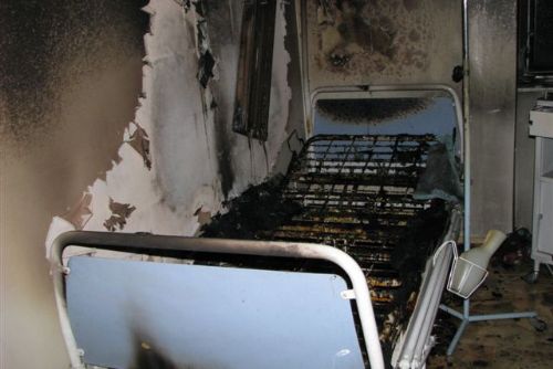 Foto: Na plicním v plzeňské nemocnici hořelo, pacienti byli evakuováni