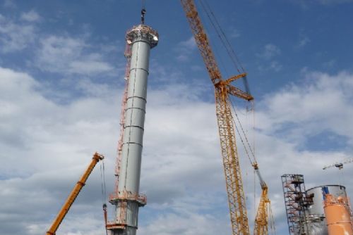 Foto: Nad Plzeňskou energetikou se tyčí nový komín