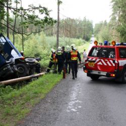 Náklaďák při nehodě u Ledců přerazil strom