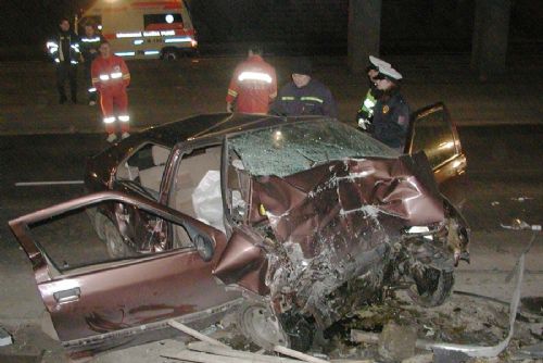 Foto: Tragická noc: Dva mrtví v autě, jeden motocyklista