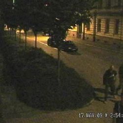 Neznámý muž pobodal mladíka, policie žádá o pomoc