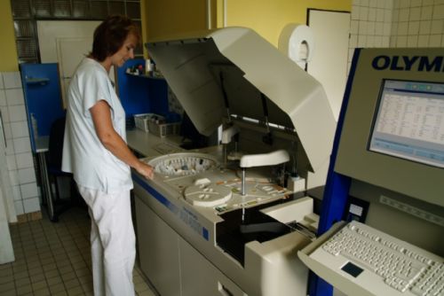 Foto: Nový přístroj ve Stodské nemocnici rychleji vyšetří krev i moč