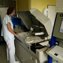 Nový přístroj ve Stodské nemocnici rychleji vyšetří krev i moč