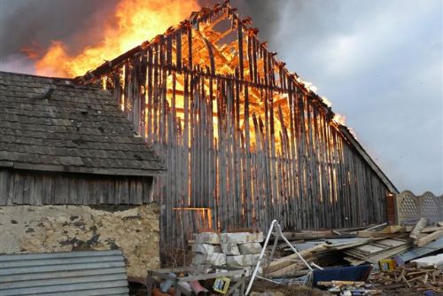 Foto: Od pálení gauče chytla v Částkově stodola