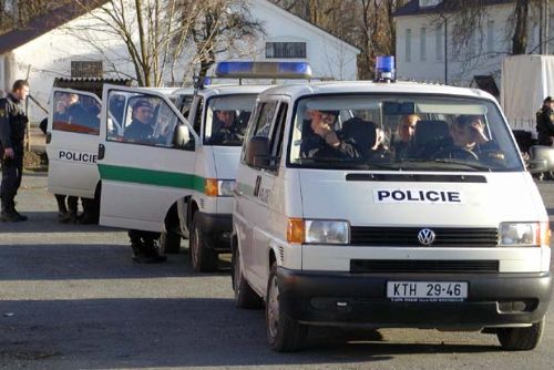 Foto: Policisté vynesli v Plzni muže z hořícího bytu