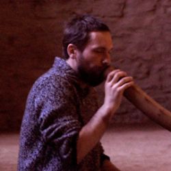 Ondřej Smeykal dnes na Rabí zahraje na didgeridoo