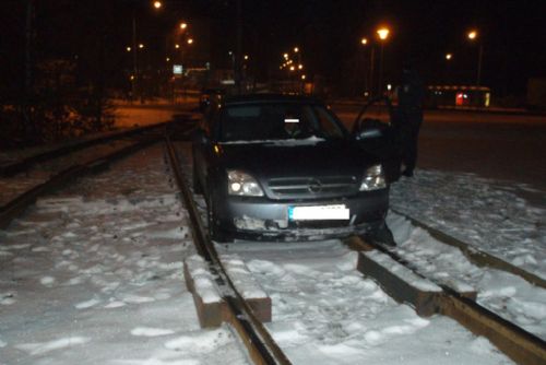 Foto: Opilý řidič skončil s autem na kolejích