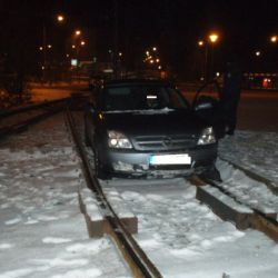 Opilý řidič skončil s autem na kolejích