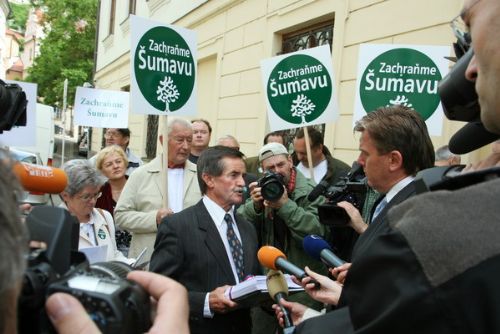 Foto: Petice na záchranu Šumavy už dorazila do Sněmovny