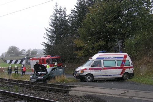 Foto: Železniční nehoda u Kovčína: Mrtvý řidič,  zraněná spolujezdkyně