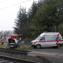 Železniční nehoda u Kovčína: Mrtvý řidič,  zraněná spolujezdkyně