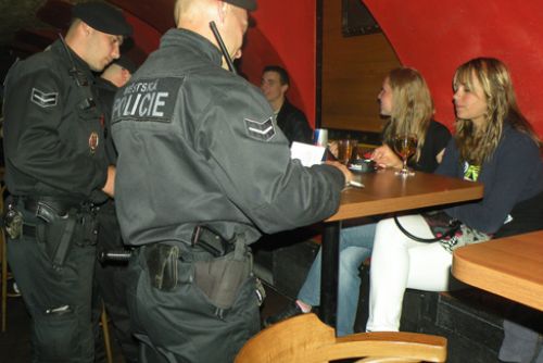 Foto: Policie opět kontrolovala kluby, na akci dohlížel i primátor