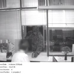 Policisté hledají lupiče z kasejovické spořitelny